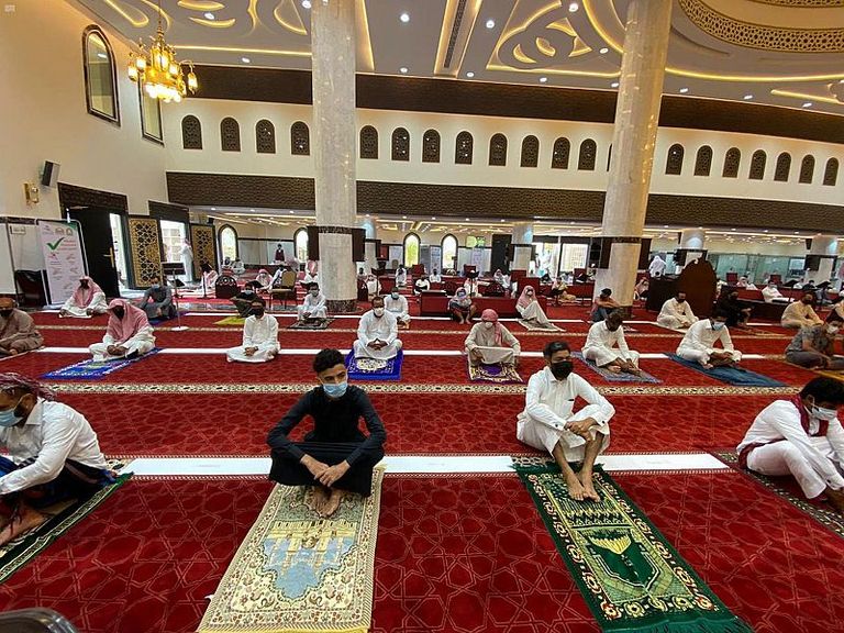 مصلون في أحد مساجد السعودية يلتزمون بالتباعد الاجتماعي
