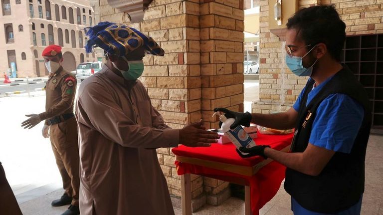 مصلون في أحد مساجد السعودية يلتزمون بالتباعد الاجتماعي