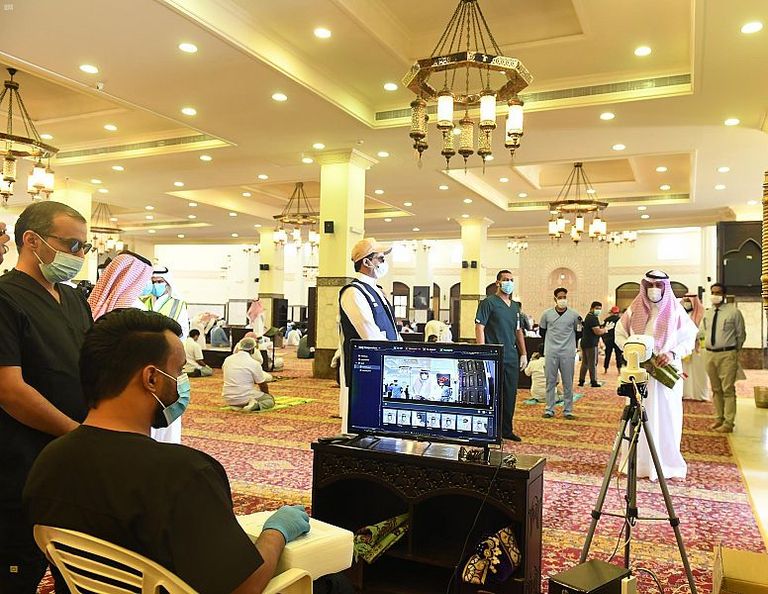 مصلون في أحد مساجد السعودية يلتزمون بالتباعد الاجتماعي