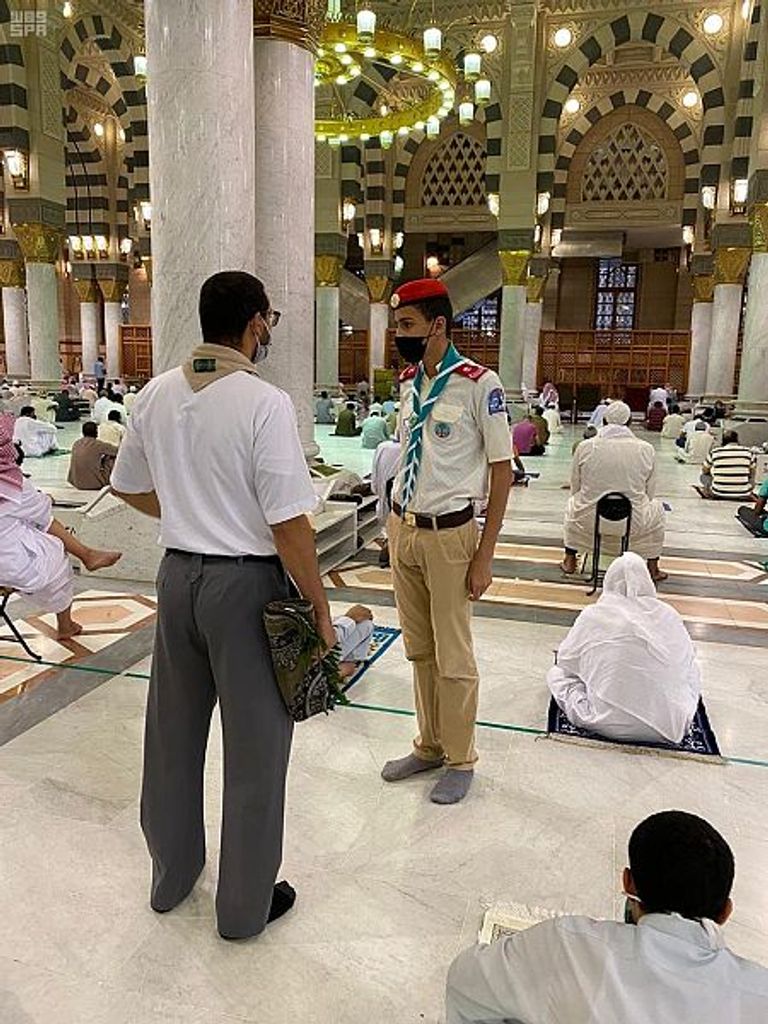 مصلون في أحد مساجد السعودية يلتزمون بالتباعد الاجتماعي