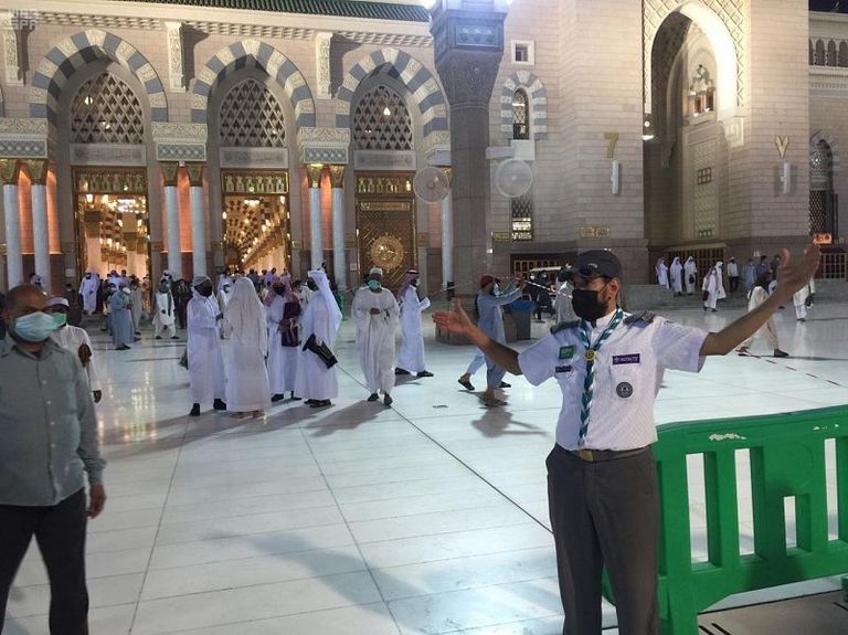 مصلون في أحد مساجد السعودية يلتزمون بالتباعد الاجتماعي