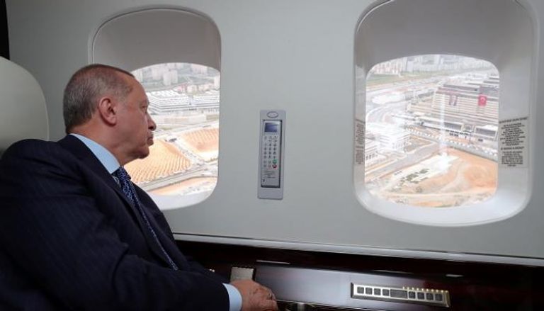 أردوغان ينظر إلى تركيا من الطائرة - أرشيفية