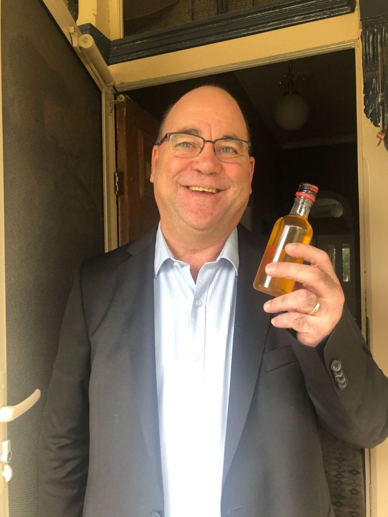 زهرة القرطم تتميز بأوراقها النجمية الصفراء