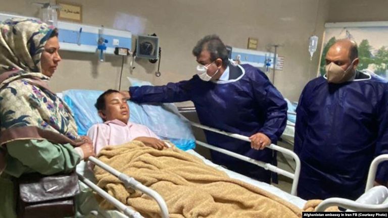 السفير الأفغاني في إيران يزور أحد الجرحى