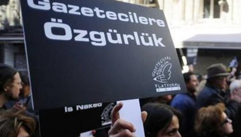 لافتة باللغة التركية تطالب بالحرية للصحفيين المعتقلين
