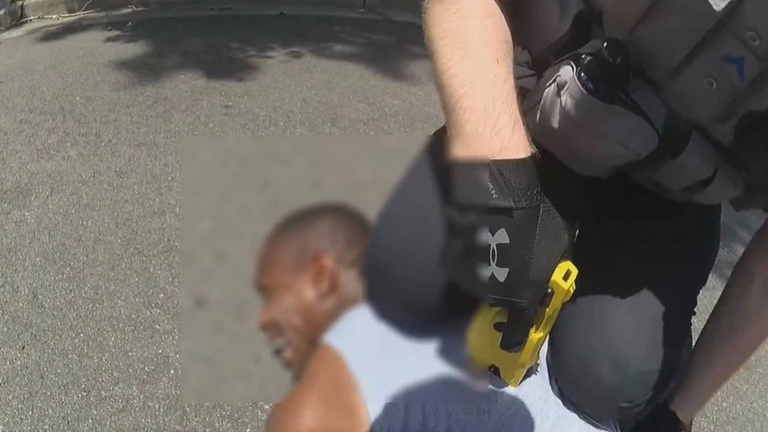 ضابط الشرطة يصعق الرجل مجددا