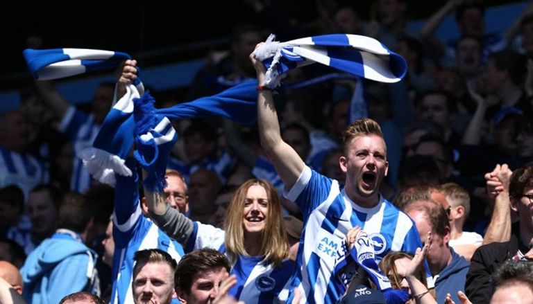 مشجعو برايتون مشجعون كرتون لفريق جلادباخ الألماني