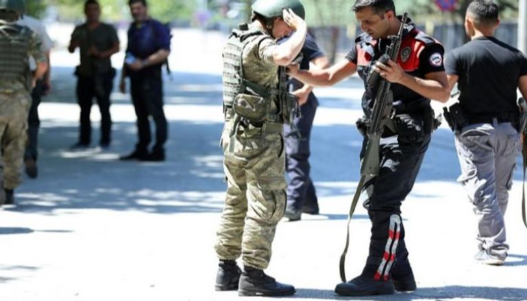 الشرطة التركية تعتقل أحد العسكريين - أرشيفية