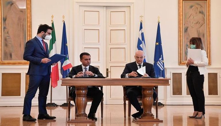 وزير الخارجية الإيطالي ونظيره اليوناني يوقعان اتفاقية المنطقة البحرية - أ.ف.ب