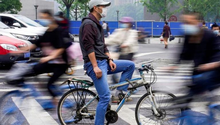 صينيون يركبون الدراجات في ووهان