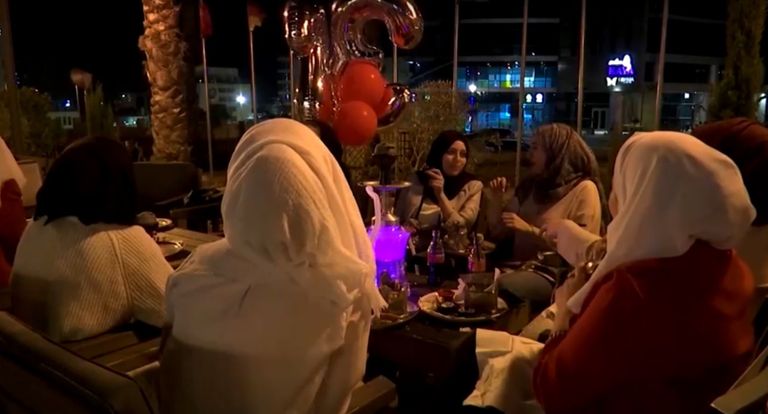 الحياة تعود إلى شوارع فلسطين بعد تخفيف قيود كورونا