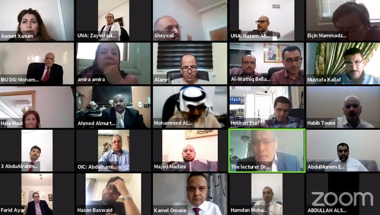 مشاركون في مناقشة طرق تدقيق الأخبار