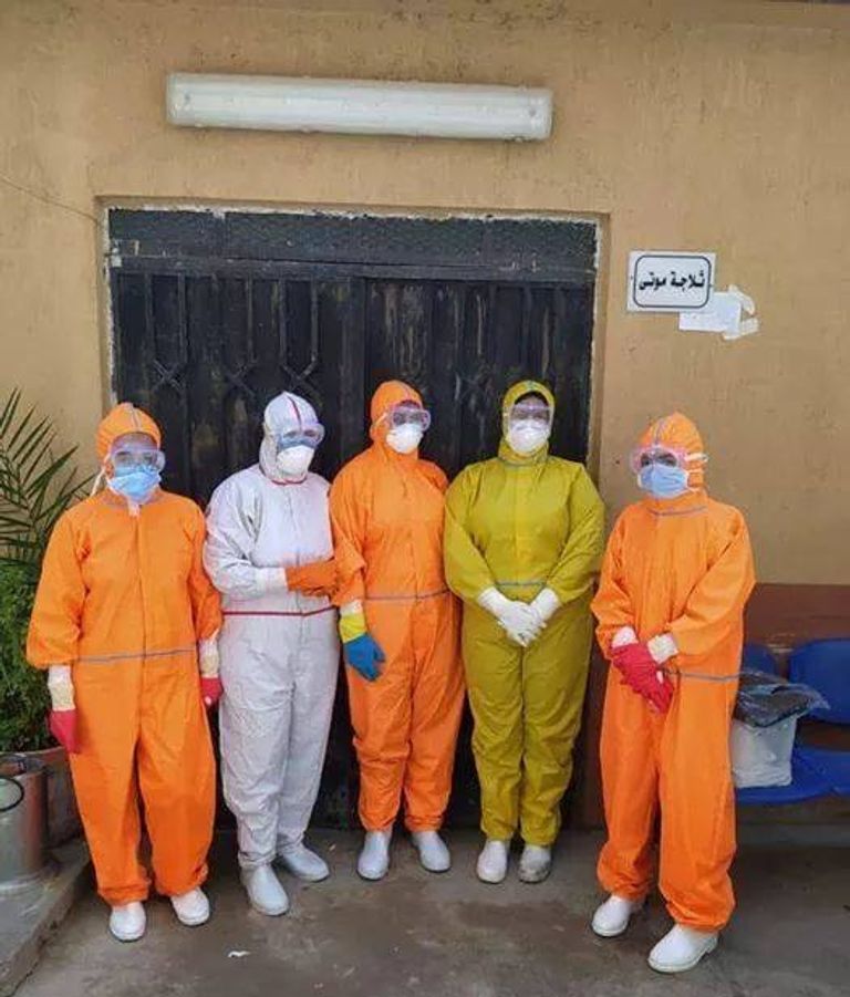 تقى محمد مع اثنتين من فريقها النسائي