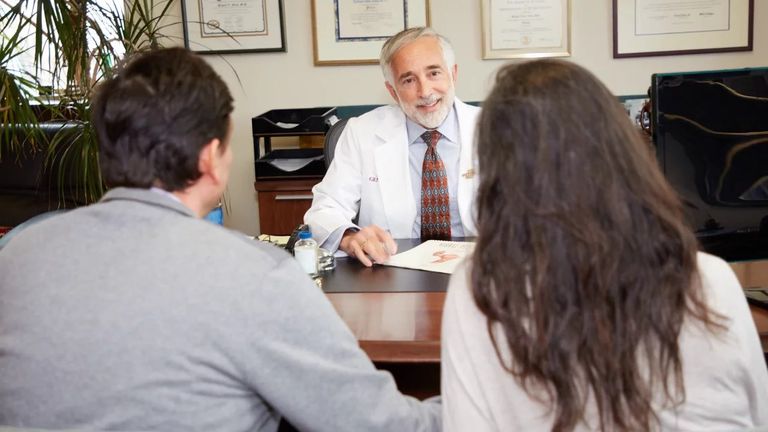 الإخصاب خارج الجسم يتطلب عدة معايير لاختيار العيادة المناسبة