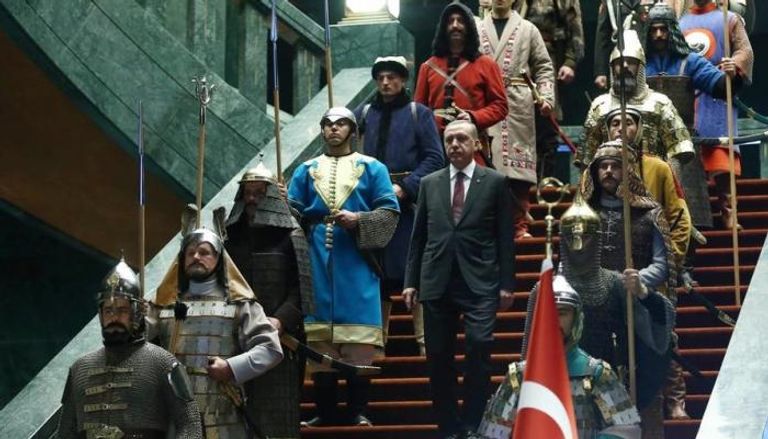 أردوغان يثير السخرية مع ارتدائه دوما ثوب 