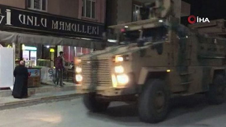 قوات الأمن بموقع التفجير قوات أمن تركية بموقه الهجوم