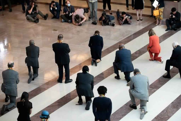 بيلوسي تركع على ركبة واحدة تكريما لفلويد - الفرنسية