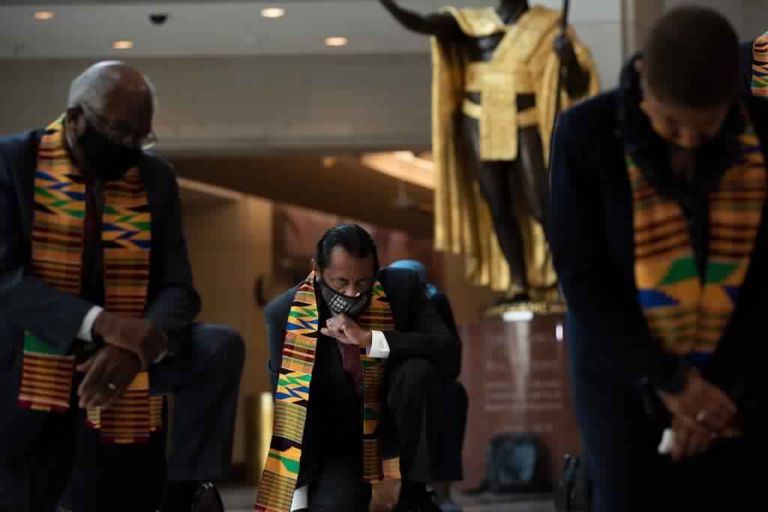 بيلوسي تركع على ركبة واحدة تكريما لفلويد - الفرنسية