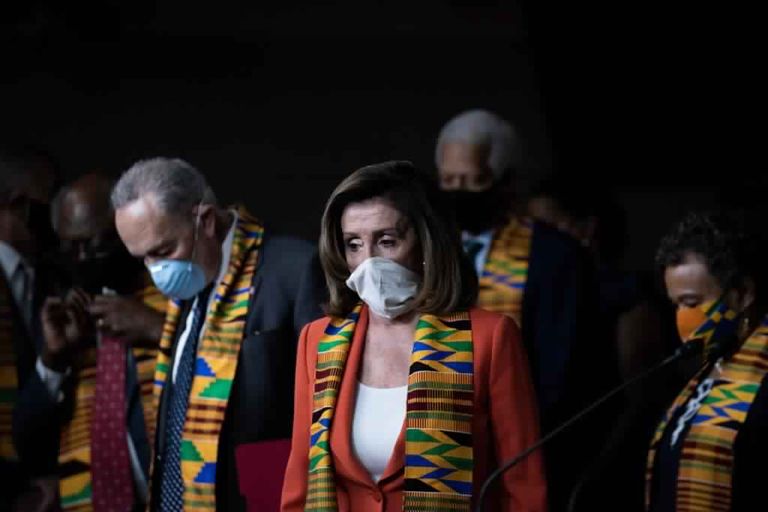 بيلوسي تركع على ركبة واحدة تكريما لفلويد - الفرنسية