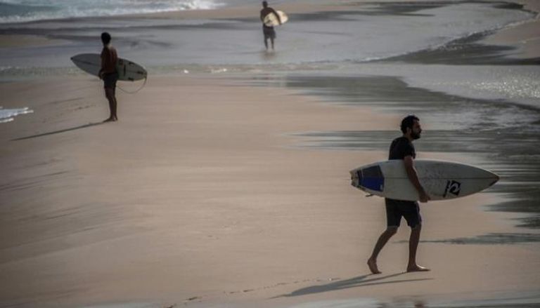 بيرو تعيد فتح شواطئها لراكبي الأمواج 