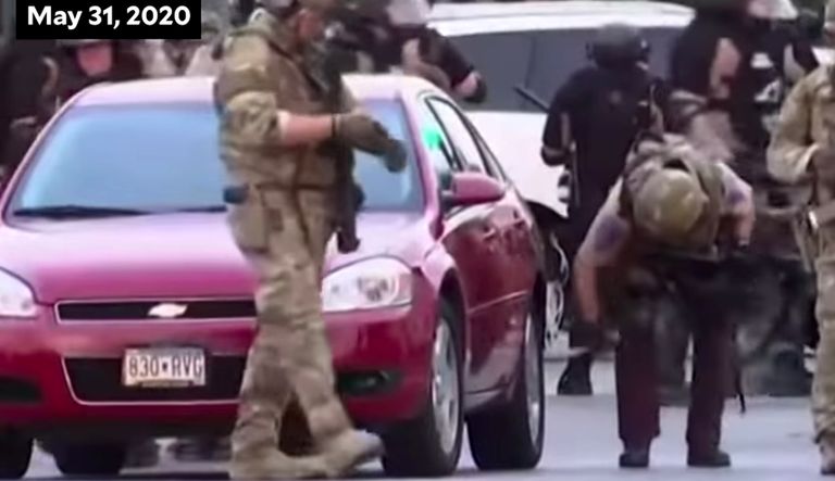 رجال شرطة في مينيابوليس يمزقون إطارات سيارة