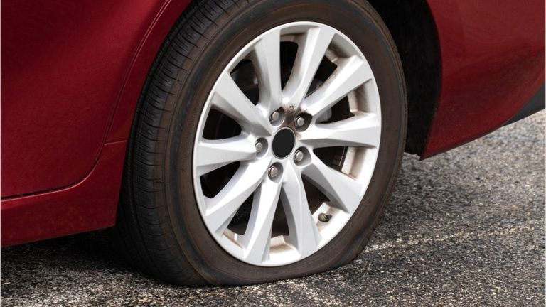 رجال شرطة في مينيابوليس يمزقون إطارات سيارة