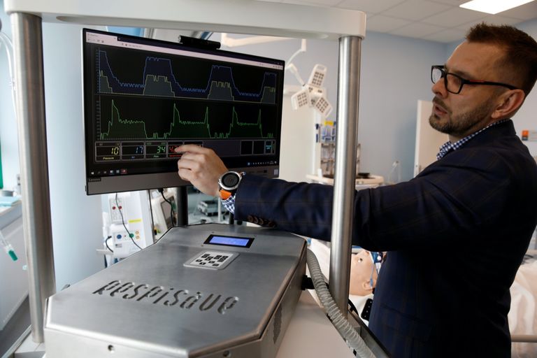 جهاز تنفس صناعي يجري التحكم فيه عن بعد