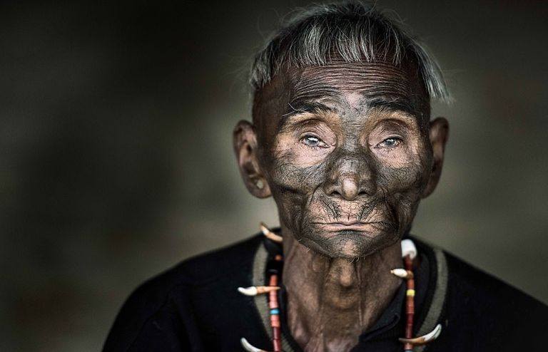 إحدى سيدات القبيلة التي لا تزال متمسكة بالتراث