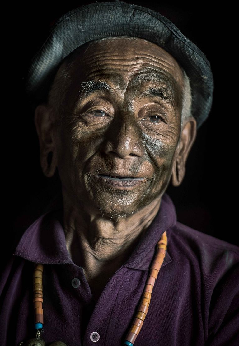 إحدى سيدات القبيلة التي لا تزال متمسكة بالتراث