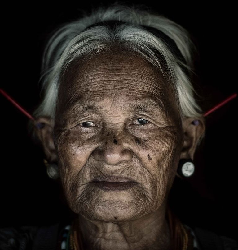 إحدى سيدات القبيلة التي لا تزال متمسكة بالتراث