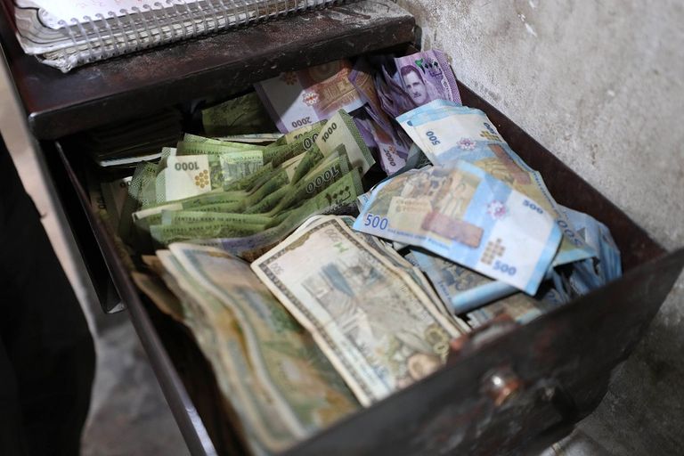 سوريون يشترون الخبز في بلدة بنش بمحافظة إدلب - أ ف ب