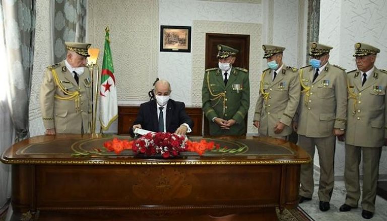 الرئيس الجزائري مع كبار قادة الجيش 