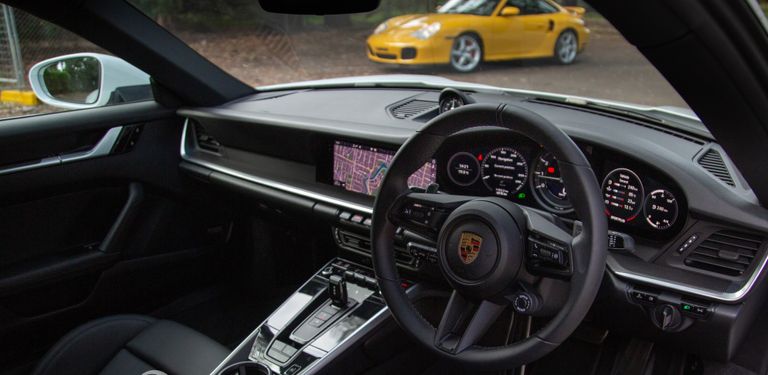 بورش 992 911 كاريرا لعام 2020، ونسخة بورش 996 911 تربو لعام 2004.