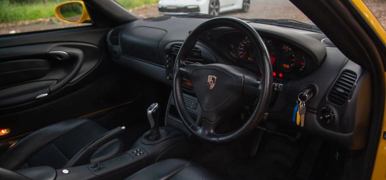 بورش 992 911 كاريرا لعام 2020، ونسخة بورش 996 911 تربو لعام 2004.