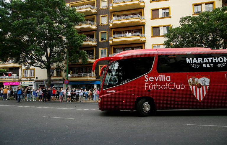 حافلة فريق إشبيلية وضيفه ريال بيتيس تتوجه لملعب "رامون سانشيز بيثخوان"