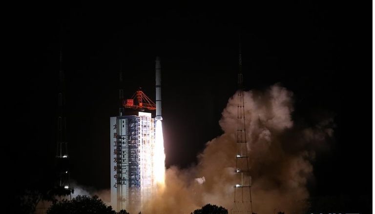 الصين تطلق بنجاح قمرا صناعيا جديدا