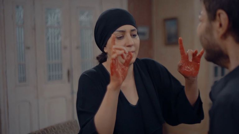 الفنانة المصرية وفاء عامر في مشهد من مسلسل إلا أنا 