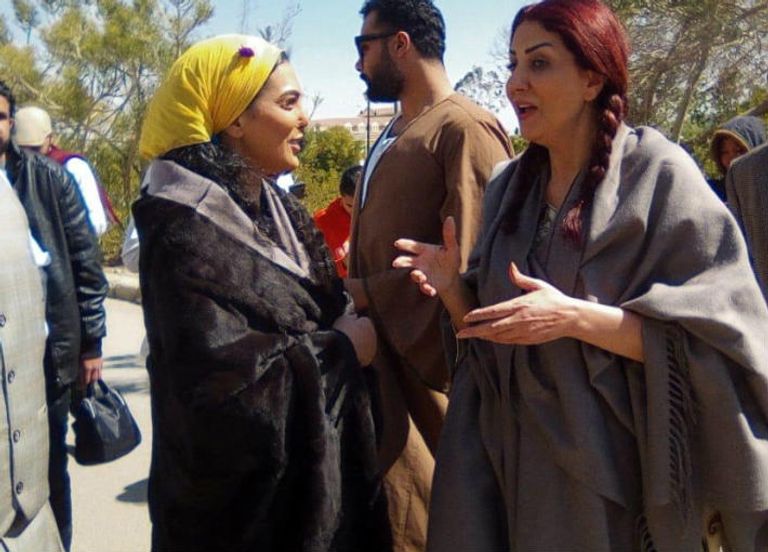 الفنانة المصرية وفاء عامر في كواليس أحد مسلسلاتها