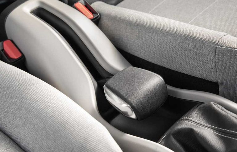 تصميم غريب لقبضة الفرامل يشمل مخلب الحيوانات.