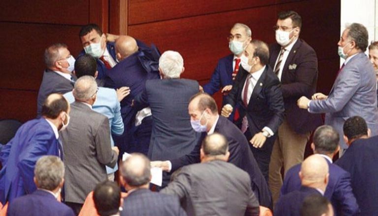 معارض تركي يتعرض للكمات من نواب أردوغان بالبرلمان