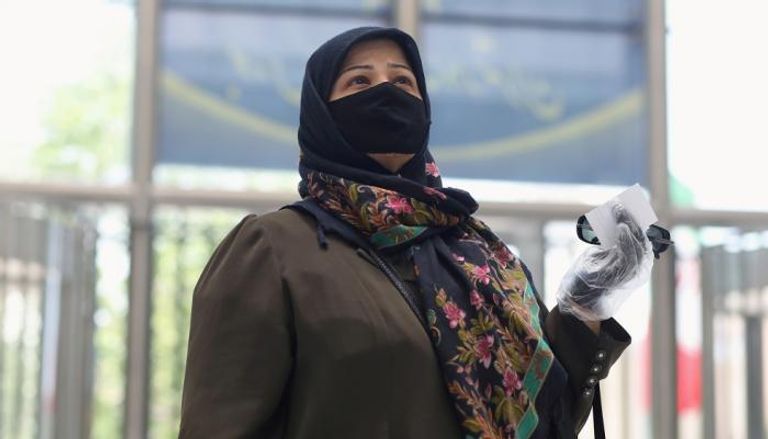 امرأة ترتدي كمامة للوقاية من فيروس كورونا في إيران