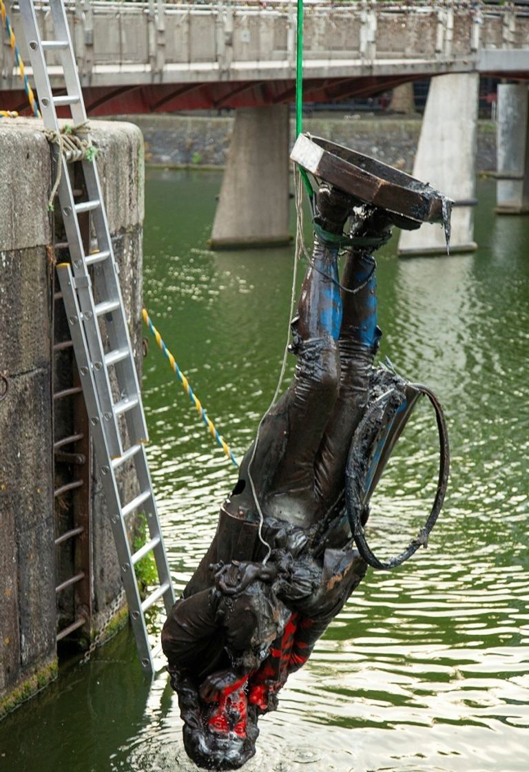 تمثال تاجر الرقيق إدوارد كولستن