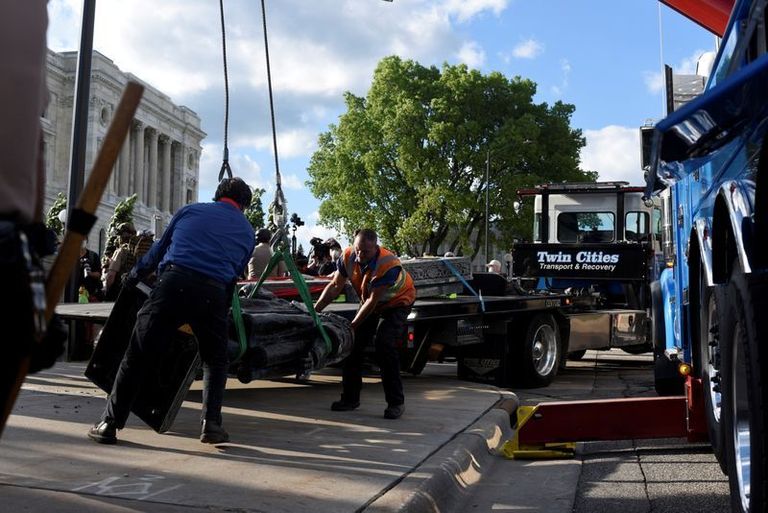 كتابة كلمات مسيئة على تمثال كولومبوس قبل إسقاطه