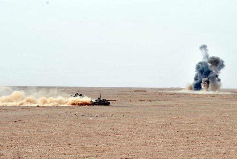 مناورات عسكرية برية وجوية للجيش الجزائري لحماية الحدود قائد القوات البرية الجزائرية يشرف على مناورات