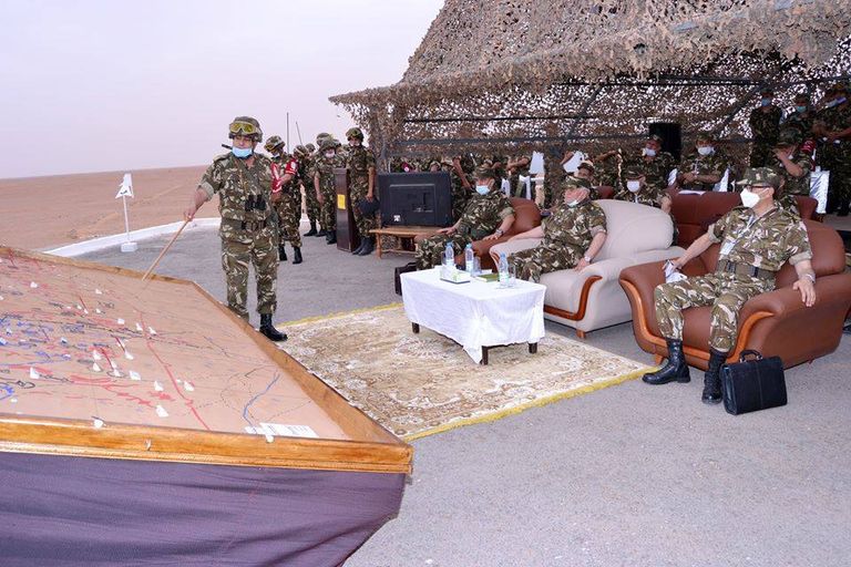 مناورات عسكرية برية وجوية للجيش الجزائري لحماية الحدود قائد القوات البرية الجزائرية يشرف على مناورات