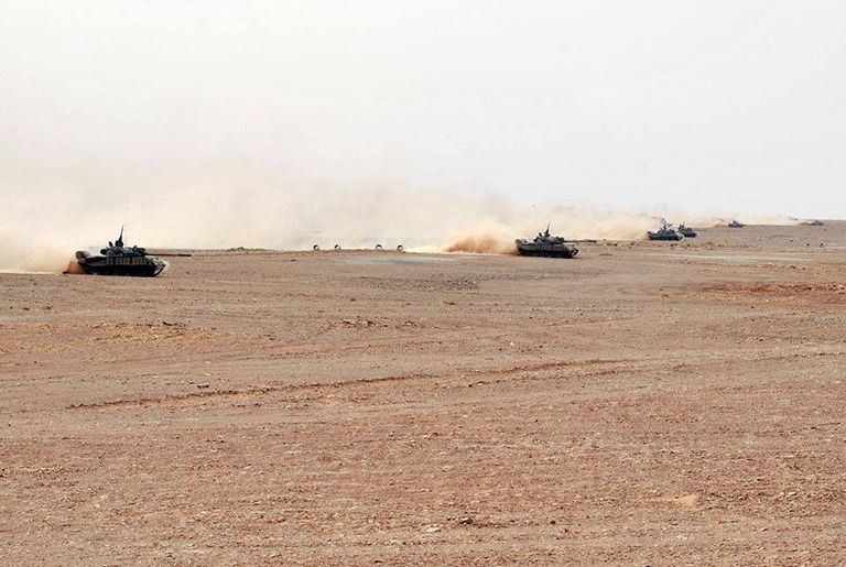 مناورات عسكرية برية وجوية للجيش الجزائري لحماية الحدود قائد القوات البرية الجزائرية يشرف على مناورات