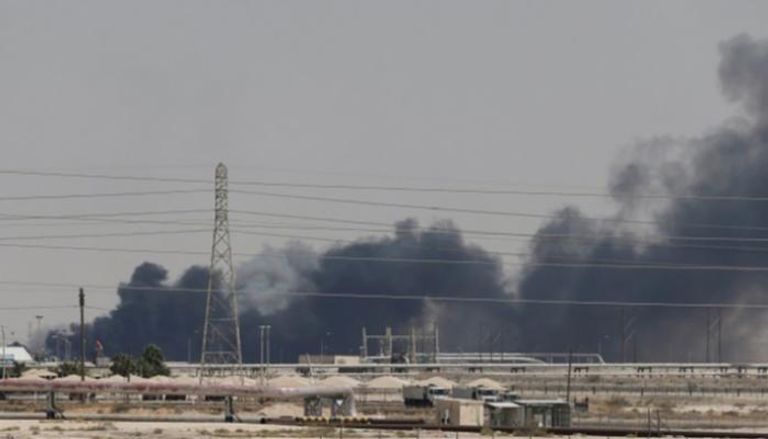 تصاعد الدخان نتيجة الحريق في أرامكو بمدينة بقيق- رويترز