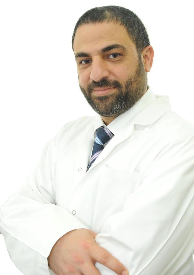 الدكتور فراس يعيش، استشاري جراحة العظام والمفاصل بمستشفى خليفة في أبوظبي الرياضة تحارب التوتر والضغوط النفسية