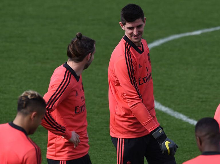 جاريث بيل يلعب جولف