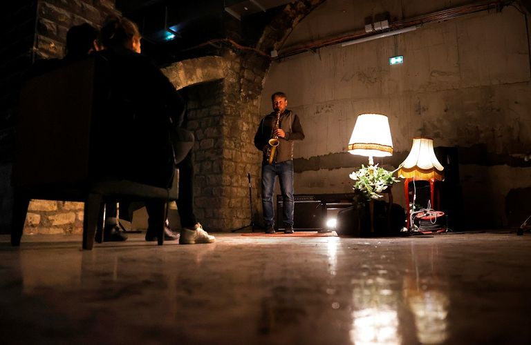 عازف الجاز جائيل أوريلو في إحدى حفلات قاعة "لا جاز"